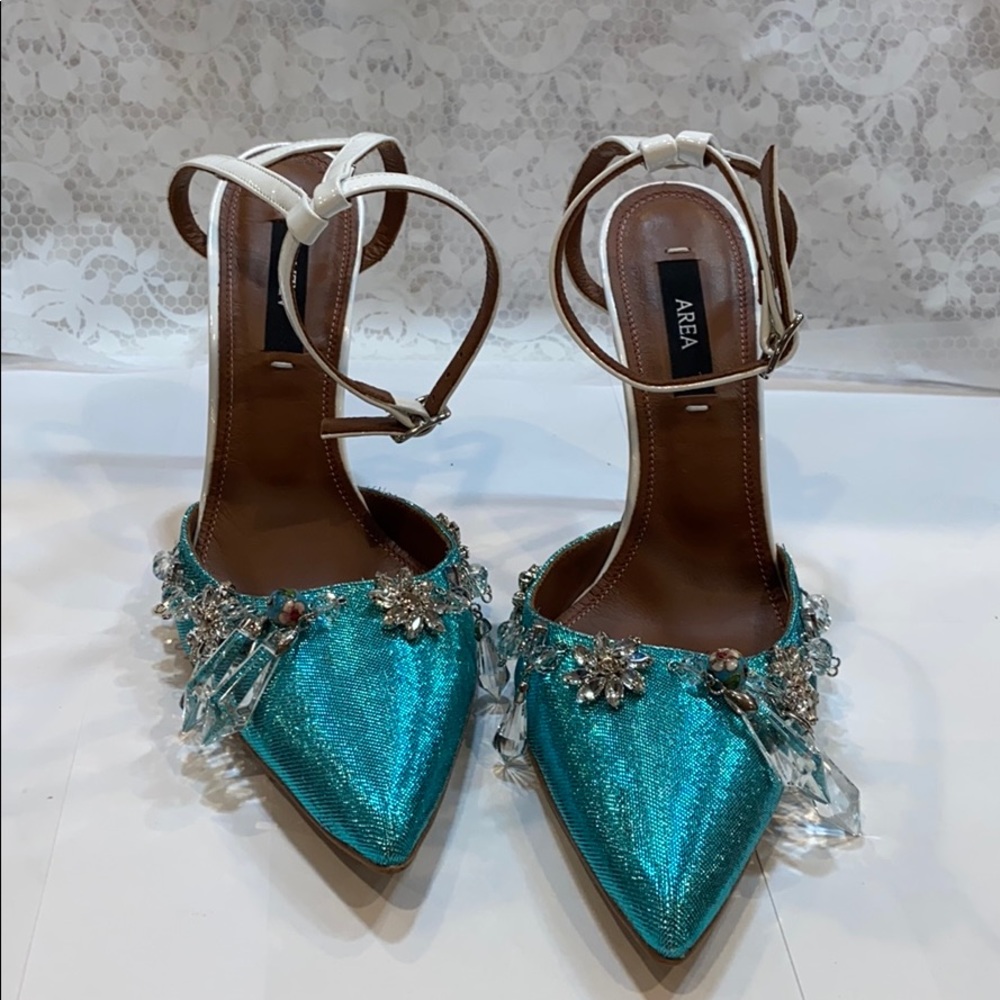 GORGEOUS BRAND NEW AREA HEELS